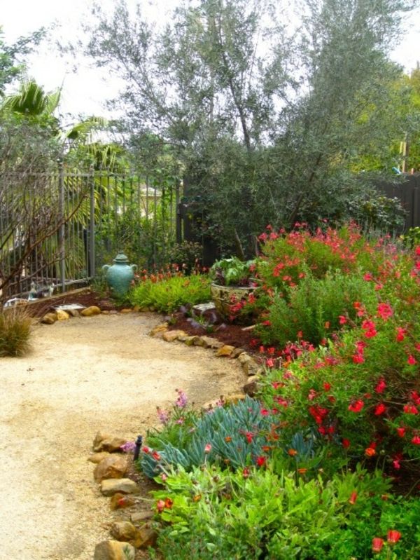 ograja v mediteranskem vrtu - zelene rastline in cvetje