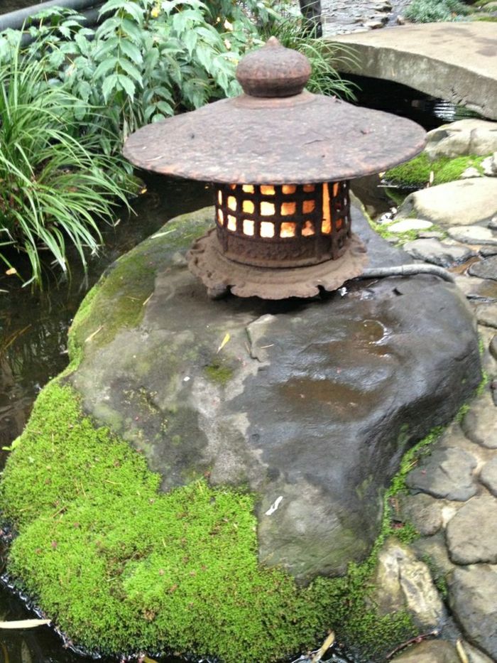 zen-gradina pietre Lantern japoneză de apă