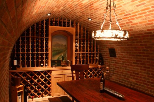 murstein-vin rack-koselig-rom - med en lysekrone
