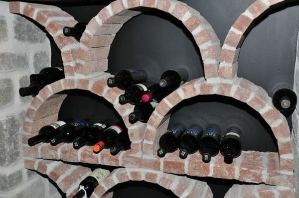 Ceglany stojak na wino z butelkami - ciekawe kształty