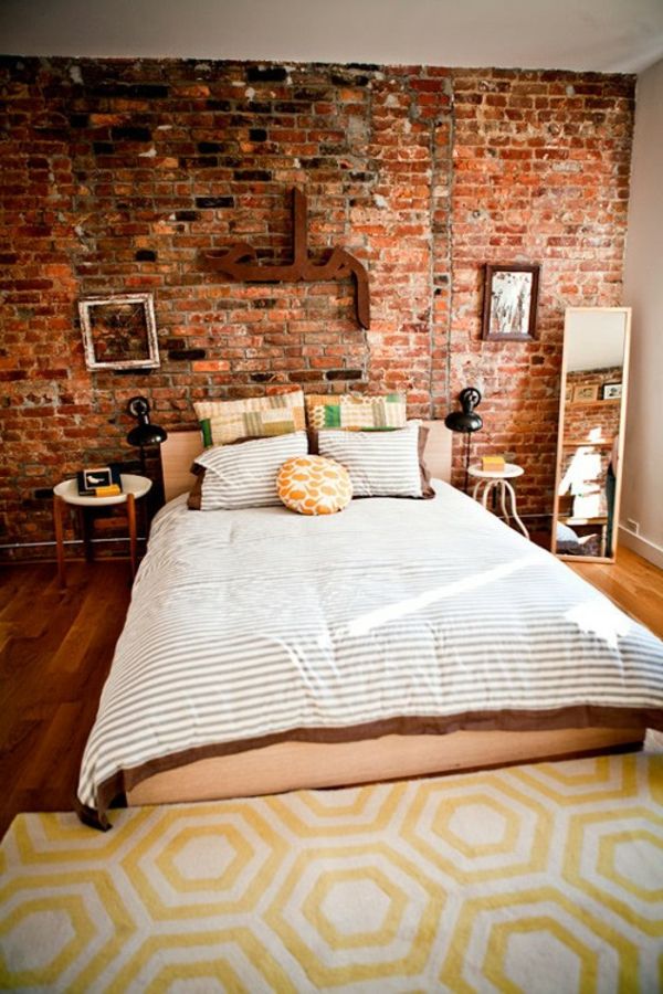 ziegelmauer sypialniami żółte poduszki