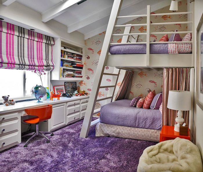 ungdomsrum möbler hög säng i rummet dubbelsäng vacker idé varandra skrivbord stora fluffiga pall