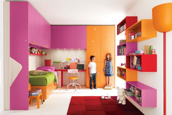 pilka balta kambarys arba oranžinės-rožinės idėjos kambarys žalia lova mergina ir berniukas raudonas kilimas
