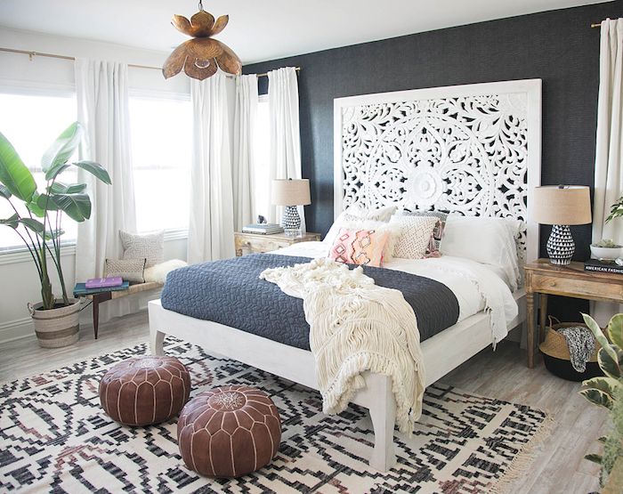 interjero kambario baldai rytietiško stiliaus rytietiško dekoro idėjos grindų pagalvėlės, pagamintos iš odos krūvos kilimų pūkuotas tvirtas modelis ant sienos kilimų lova dizainas pagamintas iš medžio graviruotas arabesques pakabinti lempa žalia augalas