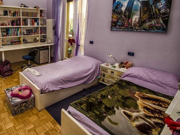 kambario apdailos idėjos-modernios violetinės spalvos knygų lentynos ir dvi lovos