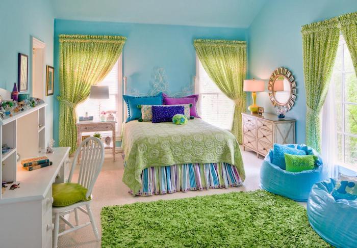 grijs witte kamer groen blauw paars kussen tapijt gordijnen ronde spiegel aan de muur ideeën blauwe pluizige fauteuil