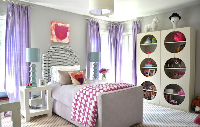sienų apdaila jaunimo kambario spalvinga sienų dekoro puošmena rožinės raudonos ir oranžinės violetinės užuolaidos idėjos lentynos apvalaus dizaino