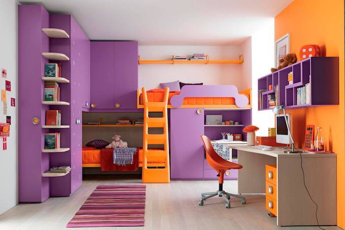 wanddecoratie jeugdkamer paars en oranje ideeën tapijt kleurrijk design ideeën bureau oranje met paarse planken hierboven
