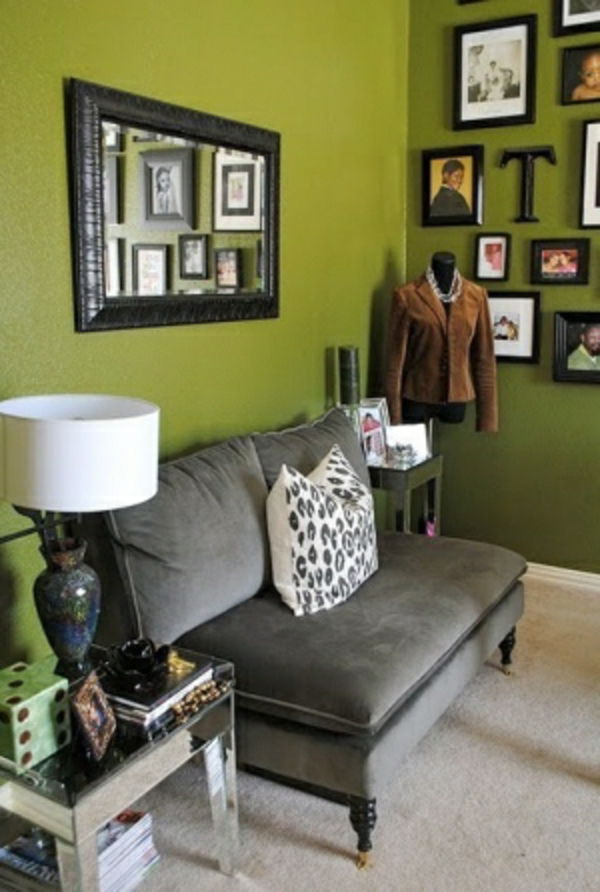 rom-med-vegg-farge-oliven-grønn-en hvit lampe ved siden av sofaen
