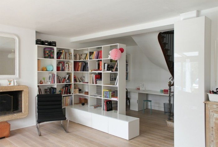 room-divider-books shelf-scheidingswand-partitie-shelf-scheidingswand-shelf-shelf-space trenner haard leren stoel-houten vloer-trap-werkende hoek-spiegel