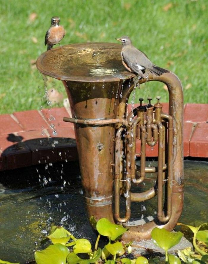 rum fontän-med-vattenfall-trumpet-in-garden