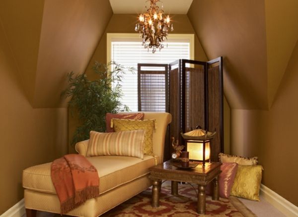 kącik pokoju z ciepłymi kolorami i kanapą