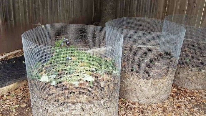 twee geweldige grote en mooie composters die van metaal waren gemaakt - geweldig idee voor tuinontwerp