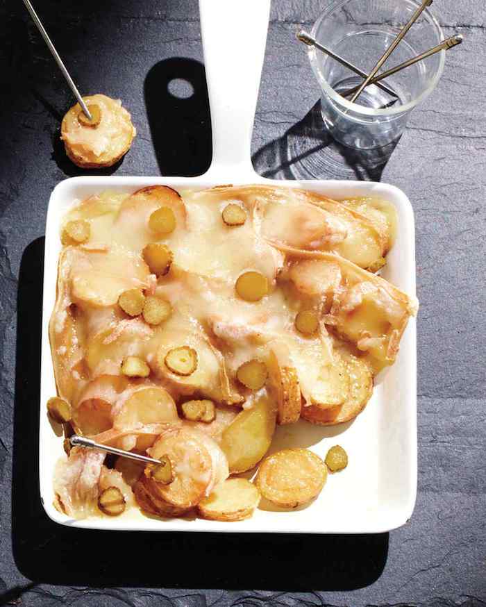ingredientele raclette ușor și rapid pentru a pregăti brânza de cartofi și castraveți proaspeți