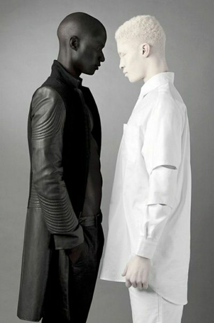 doi bărbați-contrast alb-negru