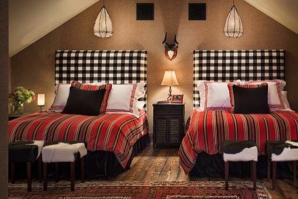 tvåbäddsrum-med-vackra-vägg-färg-två sängar som visas på samma sätt