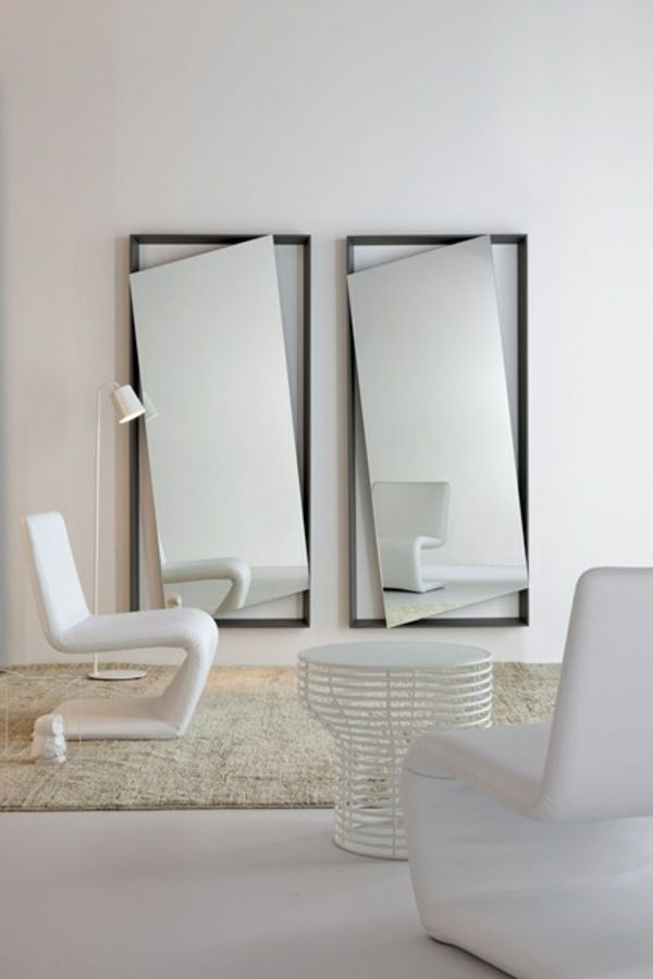 to-ekstravagant-speil-on-the-hvitt-veggen
