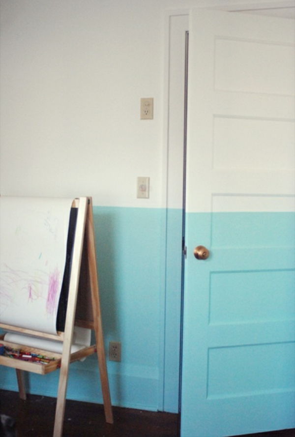 alb și albastru strălucitor ca culori pentru designul interesant al camerei