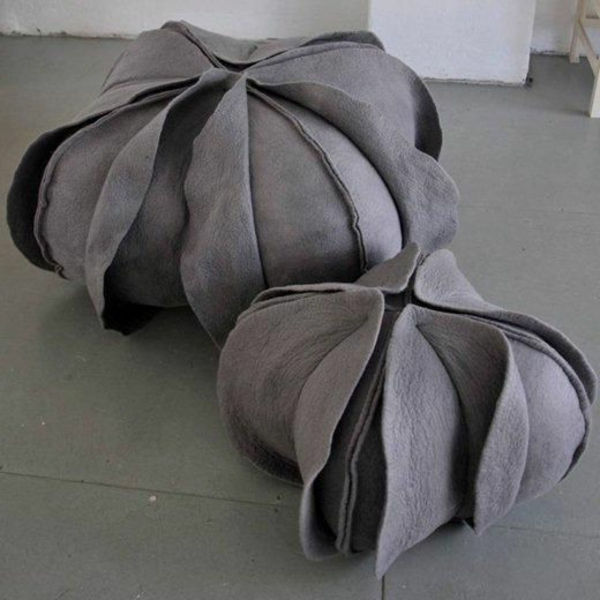 dviejų pilkųjų gražių grindų sėdynių pagalvėlės