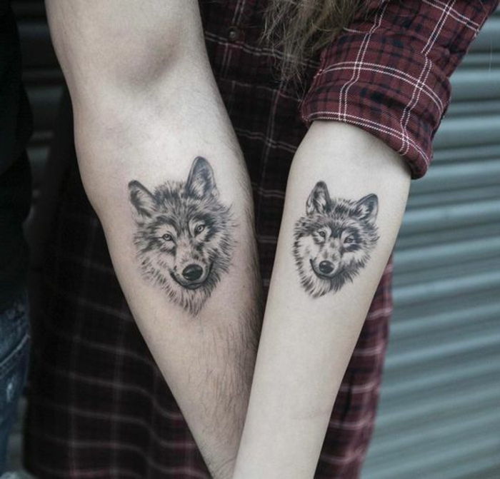 Iată două mari idei pentru tatuajele lupilor - două mâini și doi lupi negri