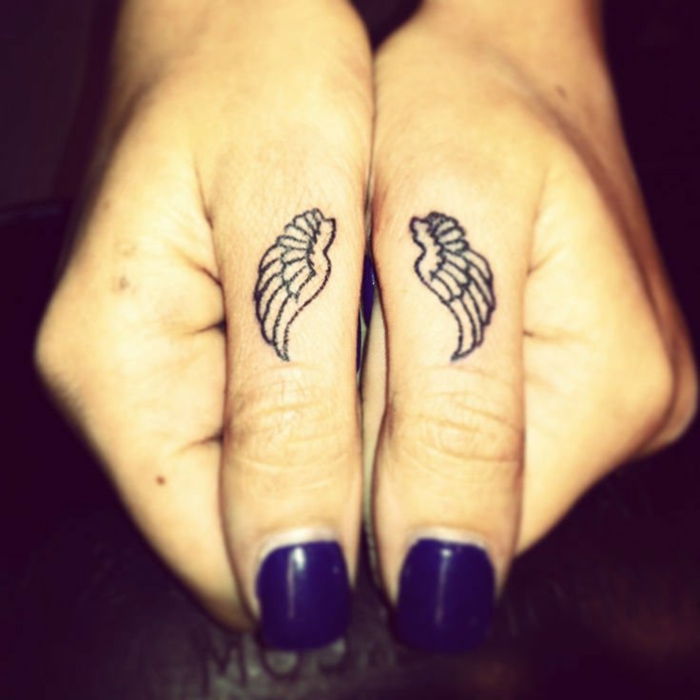 Hier zijn twee kleine tattoos van de engelenvleugel - twee handen met engelenvleugels