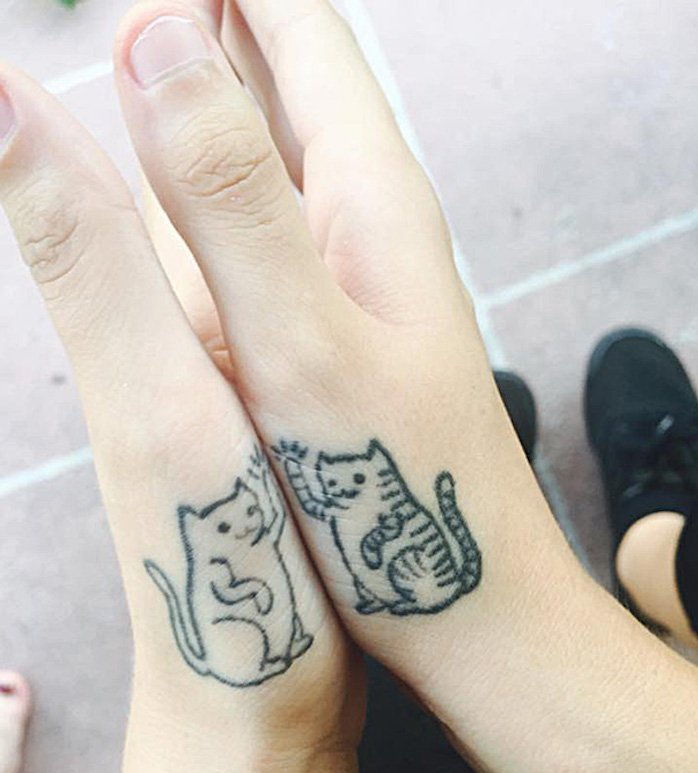 Acestea sunt două pisici negre mici și două mâini - idei grozave pentru un tatuaj