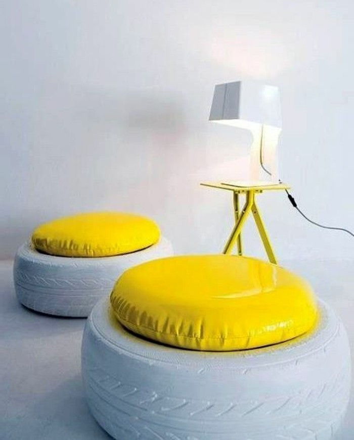 dviejų išmatose-in-geltoną-ir-balta-naudojamas padangos perdirbimas DIY baldus