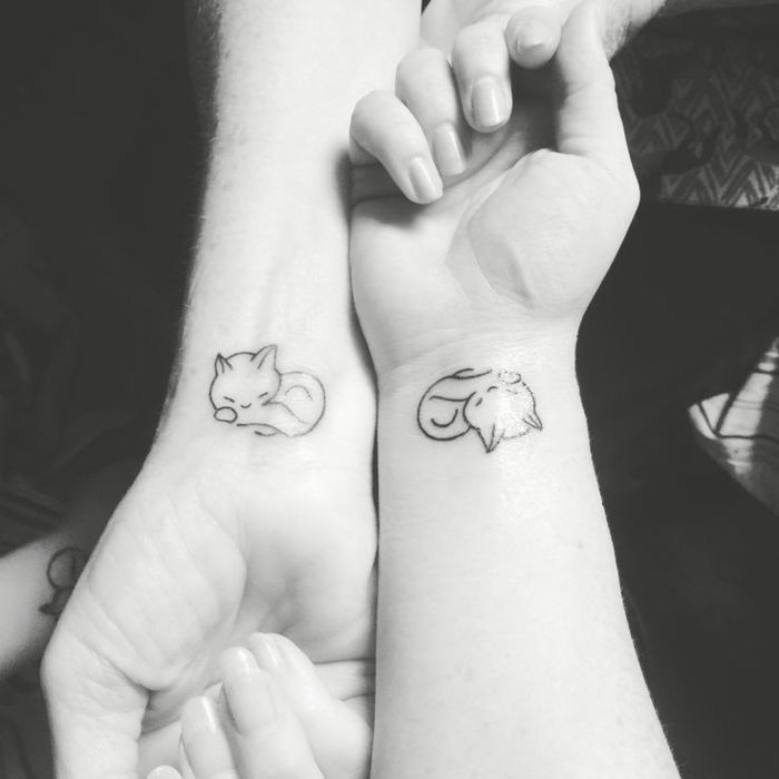 chiar și idei minunate pentru tatuajele mici pe mâini - două sunt pisicile drăguțe albe dulci