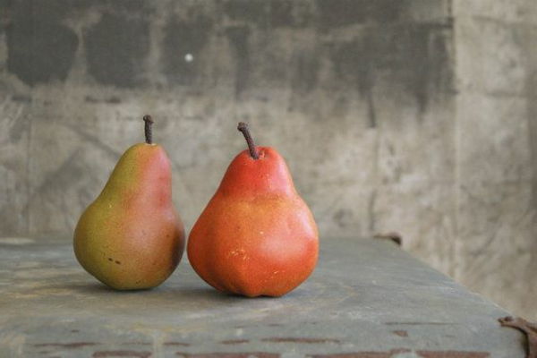 två konstgjord Pear dekoration idé