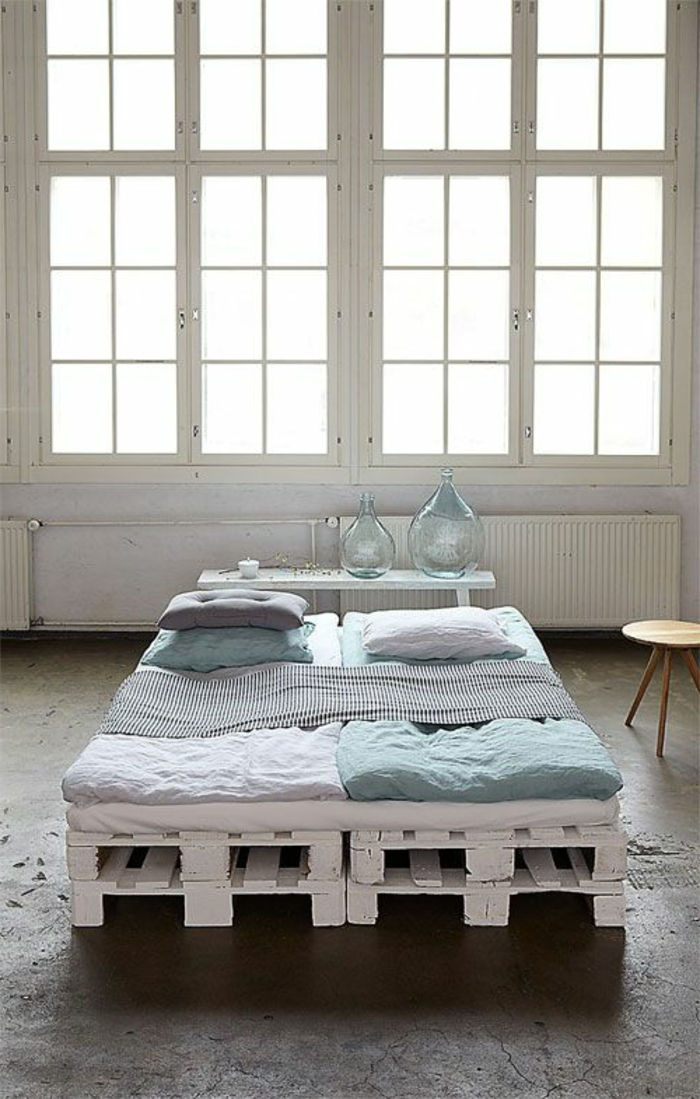 twee kleine-Euro pallet bedden en witte minimalistische slaapkamer unit