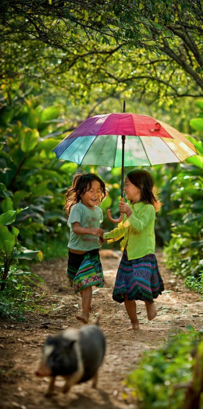 două fete mici model de colorat-umbrelă pentru copii