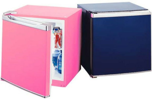 to-små-kjøleskap-rosa-og-mørk-blå-bakgrunn i hvitt