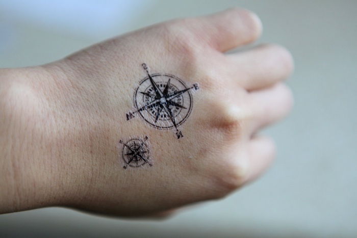 Dve lepi majhen kompas tetovaže s črnimi kompasov na roki