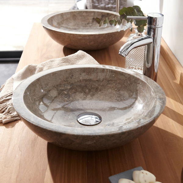 to små-vask-of-marmor-grå-stilig-bad