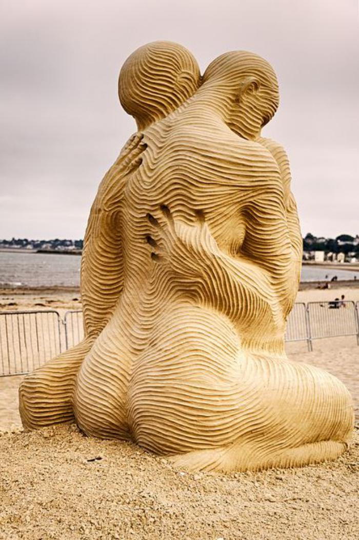dve človeške figure of peska