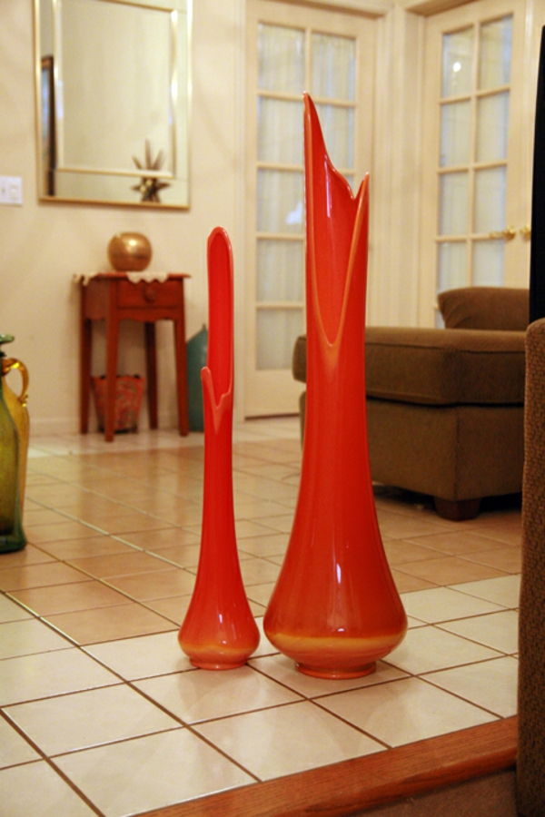 dve rdeči vaze na tleh - zanimiva oblika