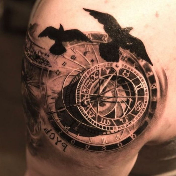 czarne ptaki i kompas - pomysł na tatuaż kompasu na ramieniu