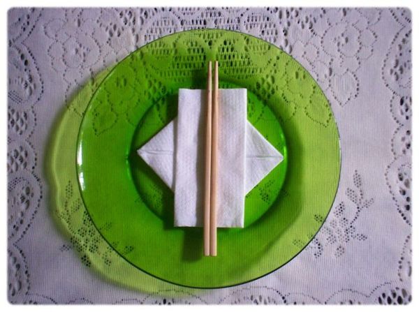 decorazione tavola due tovaglioli - piatto verde