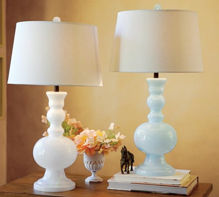 Dve biele zaujímavé, stolové lampy-modely-in-spálne