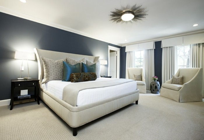två vackra-sänglampor-in-white-elegant sovrum