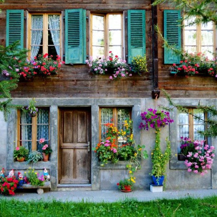 due piani Alpi Casa-svizzere finestra colorata negozi-molti fiori romantico-accogliente