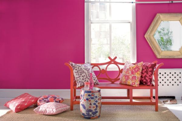 cameră frumoasă cu un zid roz